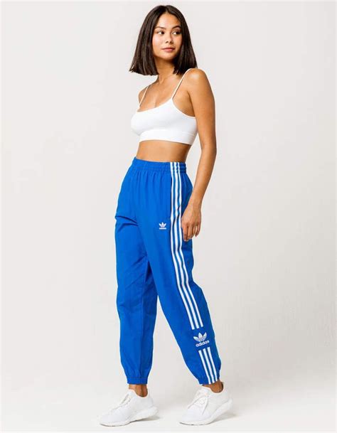 adidas hose blaue streifen damen|Gestreifte blaue adidas Originals Hosen für auffällige Looks.